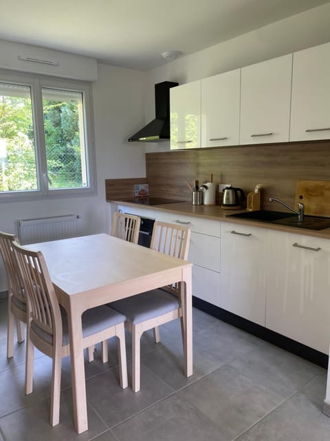 Coffee/tea facilities, Kitchen or kitchenette, Dining area, dishwasher, stove