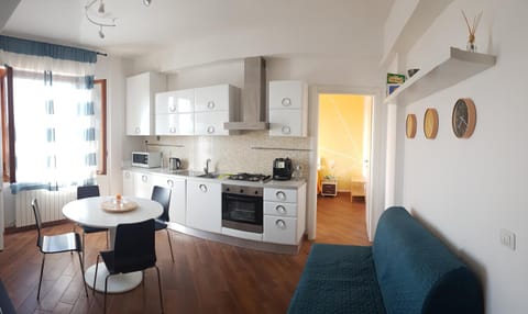 Photo of the whole room, kitchen
