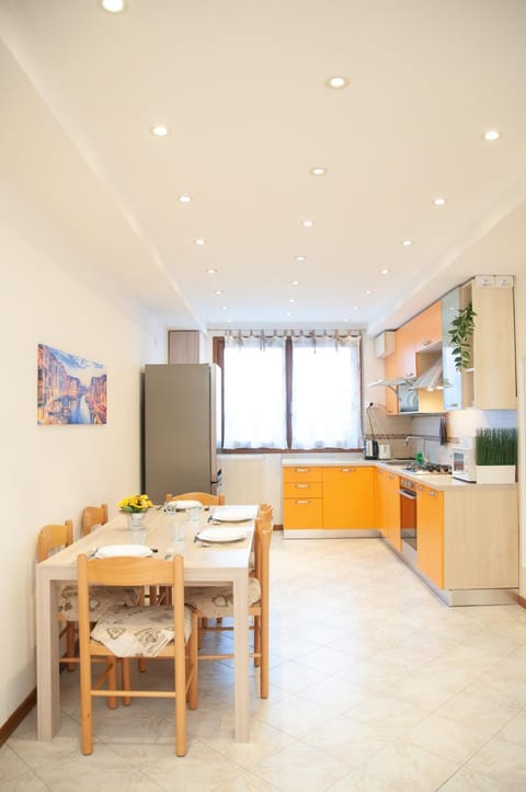 Kitchen or kitchenette, Dining area, oven, stove