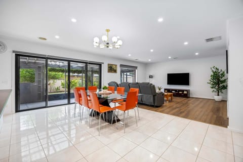 Communal lounge/ TV room, TV and multimedia, Living room, Seating area, Dining area, Evening entertainment