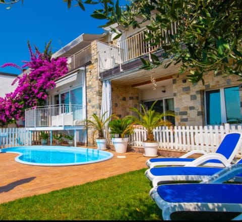 Property building, Garden, Garden view, Pool view, Swimming pool, sunbed