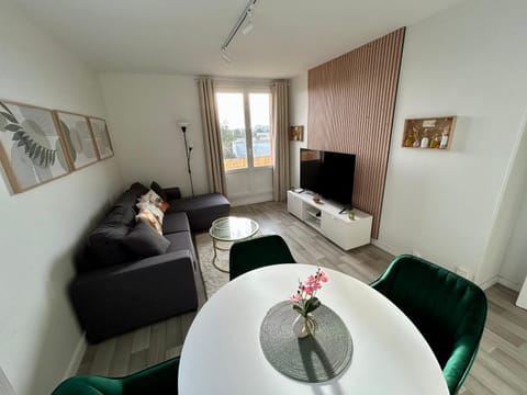 Cocon Cosy Verdoyant - Free Private Parking, Breakfast, Wifi, Netflix Apartment in Caen
