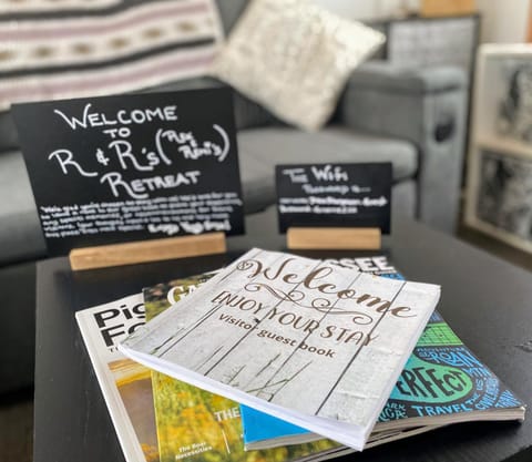 R & R's Modern Retreat House in Douglas Lake