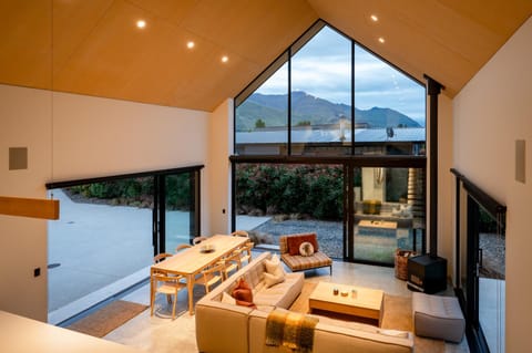 Natural landscape, View (from property/room), Balcony/Terrace, Living room, Photo of the whole room, Seating area, Dining area, fireplace