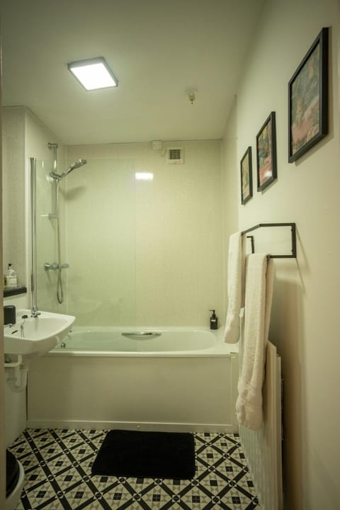 Centrally Located Apt with Parking Apartment in Walsall