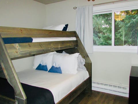 Bedroom, bunk bed