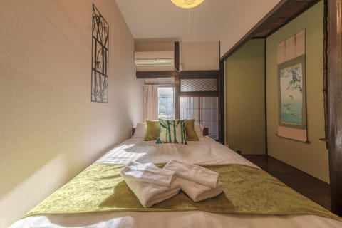 Photo of the whole room, Bedroom, towels