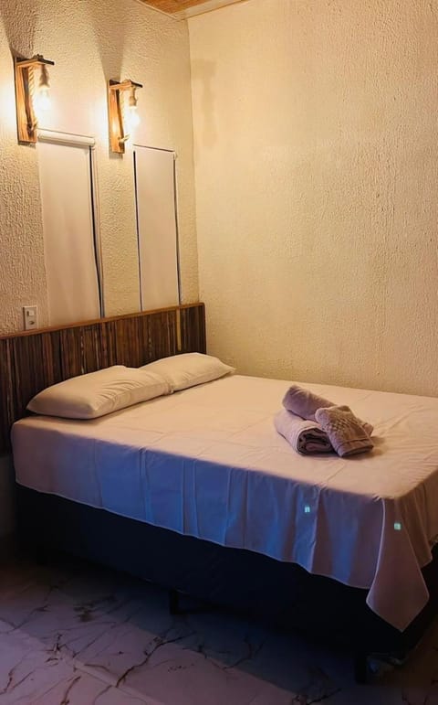 Bed, towels