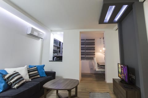 Spring, Bed, Day, TV and multimedia, Living room, Photo of the whole room, Seating area, On site