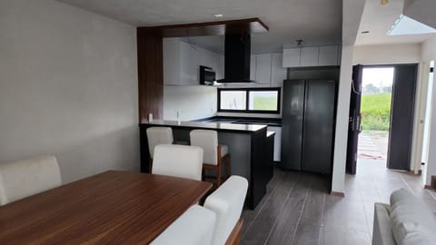 Kitchen or kitchenette, Dining area