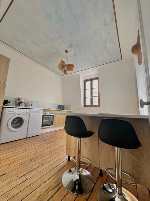 Kitchen or kitchenette, Dining area, oven, washing machine