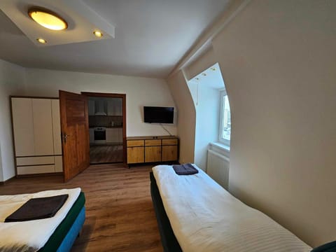 Communal lounge/ TV room, Bed, TV and multimedia, Kitchen or kitchenette, Photo of the whole room, Evening entertainment, Bedroom, oven, wardrobe