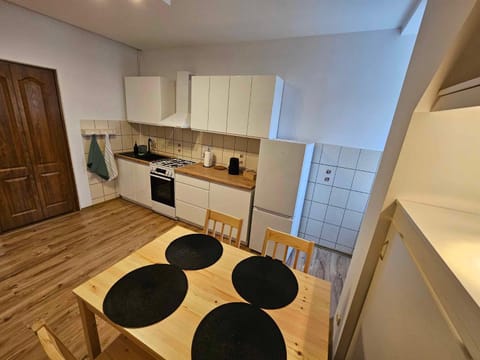 Kitchen or kitchenette, Dining area, oven