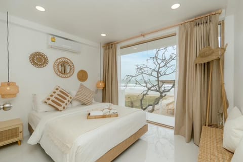 Bed, Natural landscape, Photo of the whole room, Bedroom