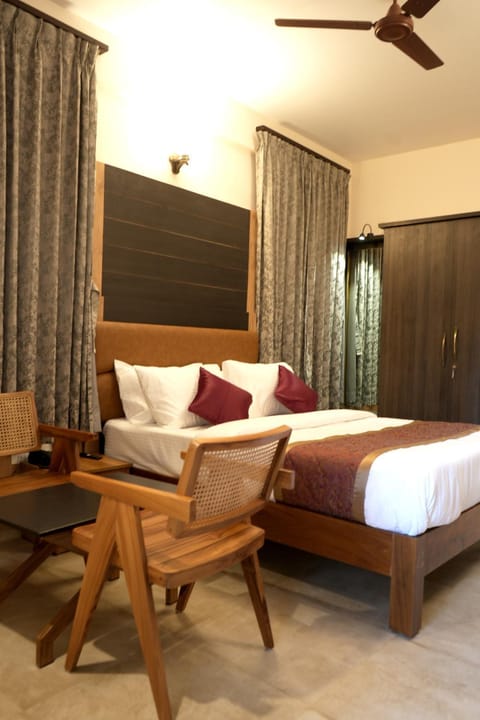Bed, Photo of the whole room, Seating area, Bedroom