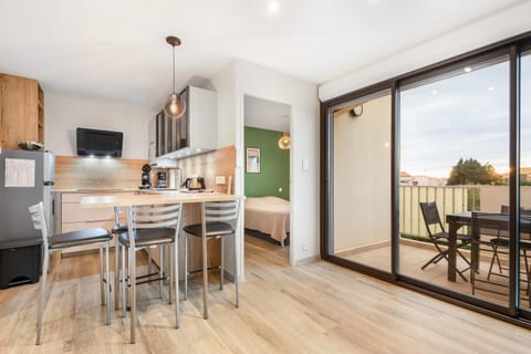 Kitchen or kitchenette, Living room