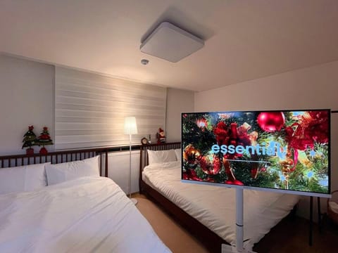 Bed, TV and multimedia, Evening entertainment, Bedroom