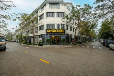Property building, Day, Neighbourhood, Location