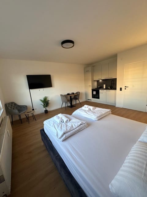 Communal lounge/ TV room, Bed, TV and multimedia, Photo of the whole room, Bedroom