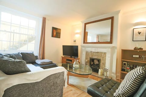 Two bedroom meridian place Apartment in Bristol