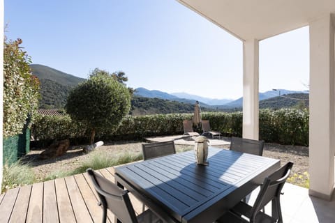 Property building, Balcony/Terrace, Living room