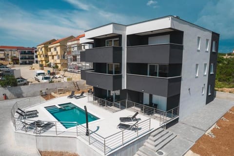Property building, Day, Pool view, Swimming pool