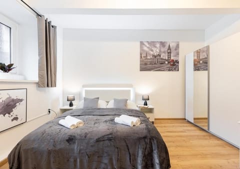 Bed, Bedroom, towels