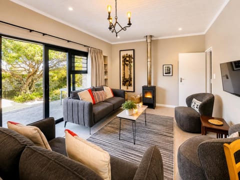 TV and multimedia, Living room, Seating area, fireplace