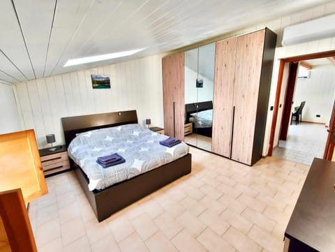 Bed, Bedroom, wardrobe, air conditioner