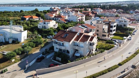 Property building, Neighbourhood, Natural landscape, City view, Sea view, Street view, Location, Parking
