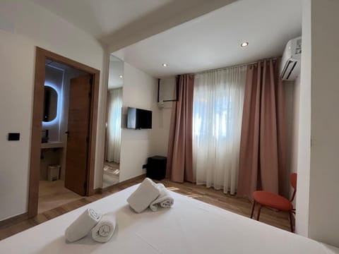 Bathroom, TV and multimedia, heating, minibar, safe, towels, air conditioner