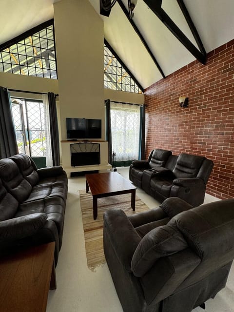 Communal lounge/ TV room, TV and multimedia, Living room, Seating area
