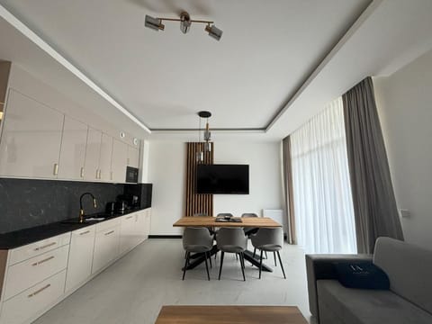 TV and multimedia, Kitchen or kitchenette, Living room, Seating area, Dining area