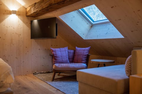 Bed, TV and multimedia, Bedroom