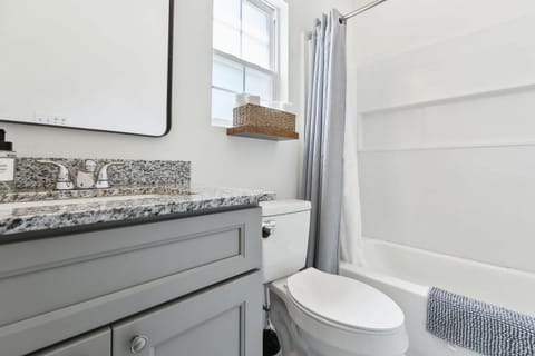 StayAE Downtown - One Bedroom, Ground Floor Apartment in Baton Rouge