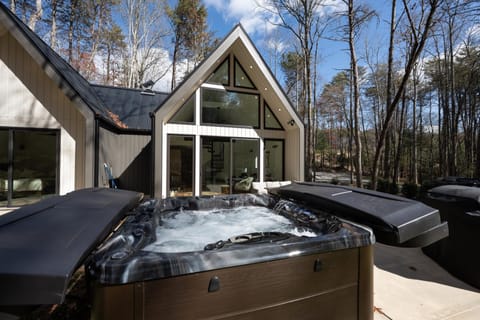Property building, Hot Tub, Hot Tub, Garden view