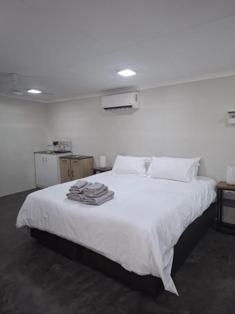 Bed, Bedroom, towels, air conditioner