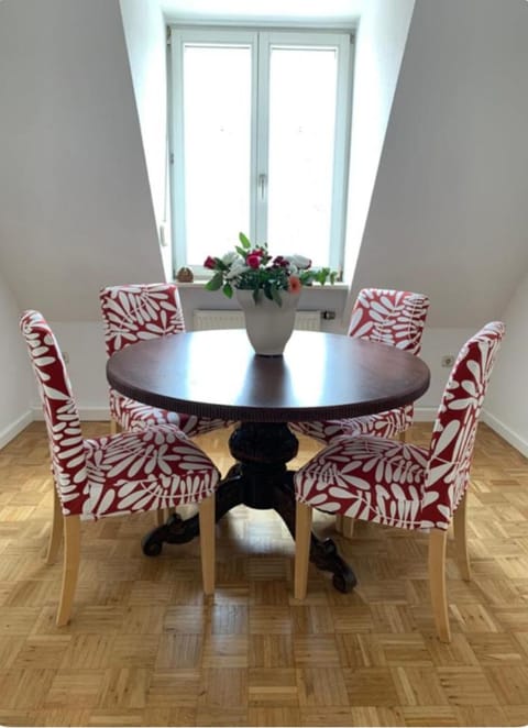 Seating area, Dining area