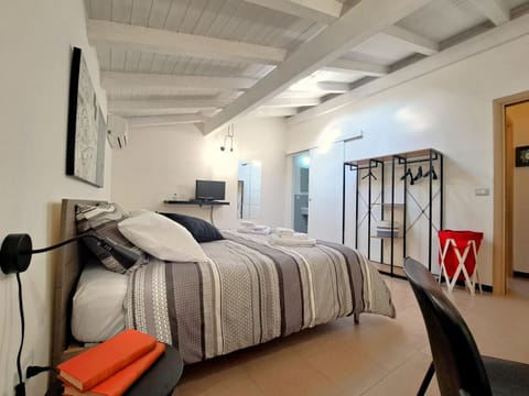 Bed, TV and multimedia, Photo of the whole room