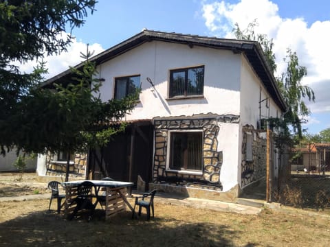 Property building, Patio, Facade/entrance, Garden, Seating area