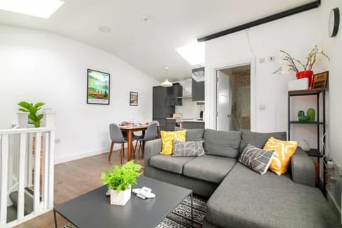 Kitchen or kitchenette, Living room, Decorative detail, Seating area, Dining area, internet