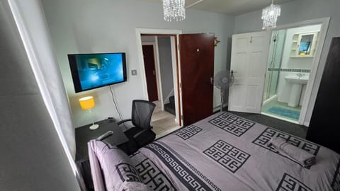 Bed, Bathroom, TV and multimedia, Photo of the whole room, Bedroom, wardrobe