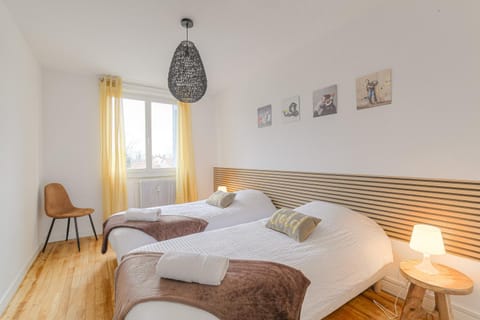 Bed, Bedroom, towels