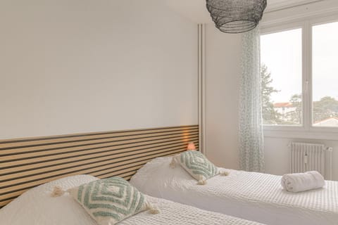 Bed, Photo of the whole room, towels