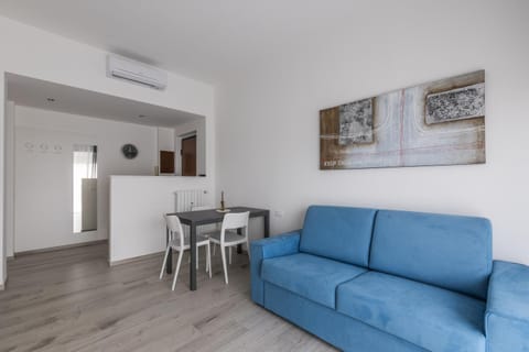 Living room, Seating area, Dining area, air conditioner