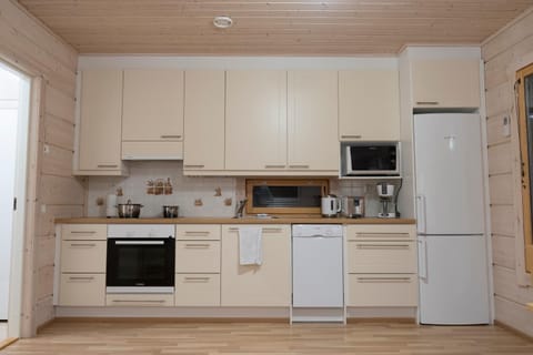 Coffee/tea facilities, Kitchen or kitchenette, dishwasher, oven, stove, toaster, kitchen