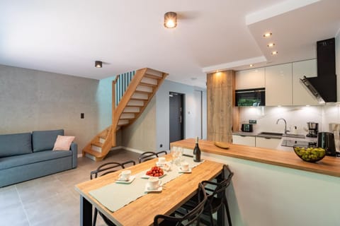 Kitchen or kitchenette, Living room, Food and drinks, Seating area, Dining area, Food, stove