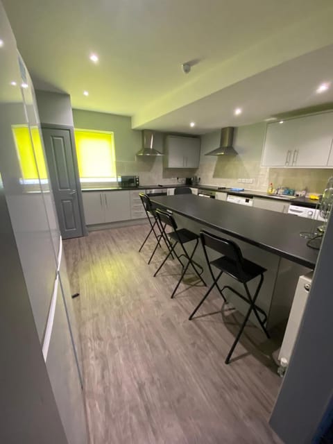 15 on Hill Crescent, 6 en-suite bedrooms, Sleeps 12 House in Mansfield