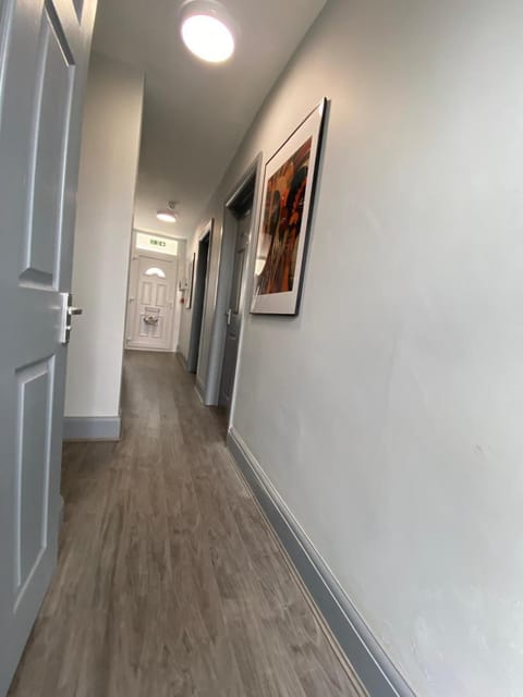 15 on Hill Crescent, 6 en-suite bedrooms, Sleeps 12 House in Mansfield