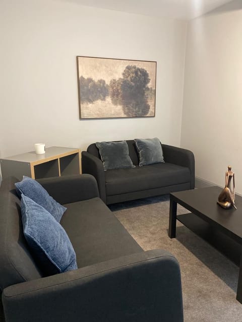 15 on Hill Crescent, 6 en-suite bedrooms, Sleeps 12 House in Mansfield